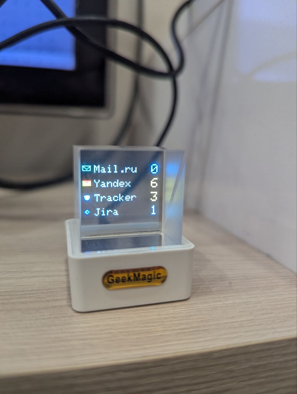 Куб GeekMagic на столе показывает счетчики: Mail.ru, Yandex, Tracker, Jira